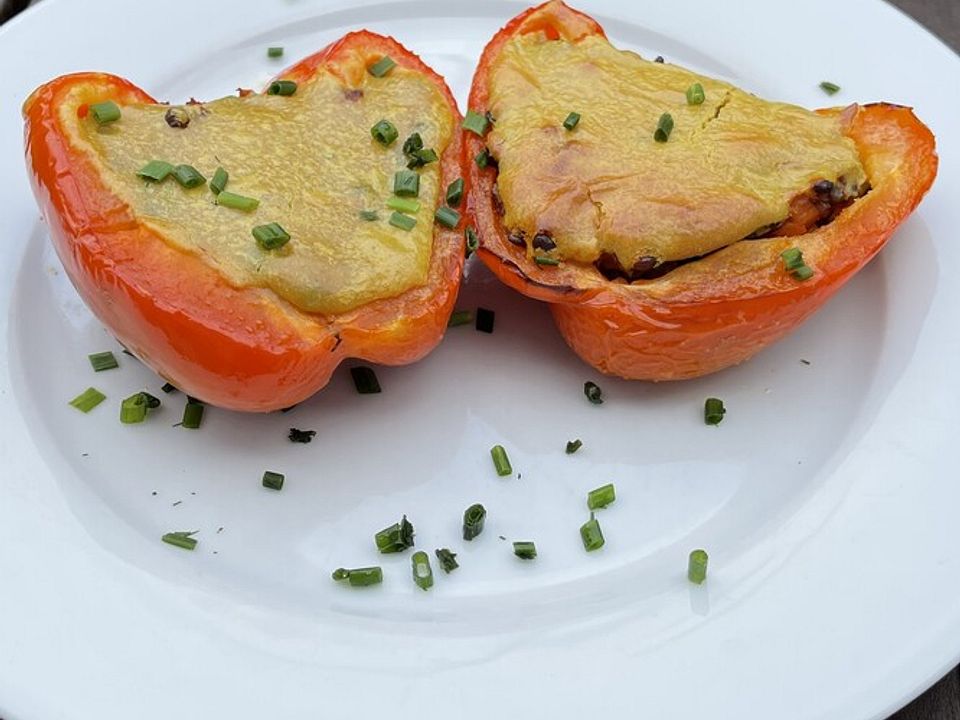 Vegane gratinierte Paprika mit Linsen-Karotten-Füllung und Hefeschmelz ...
