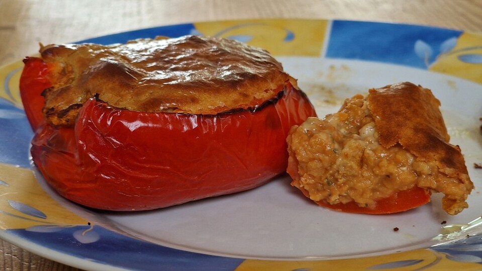 Vegane gratinierte Paprika mit Linsen-Karotten-Füllung und Hefeschmelz ...