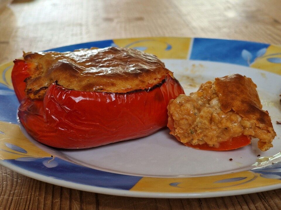 Vegane gratinierte Paprika mit Linsen-Karotten-Füllung und Hefeschmelz ...