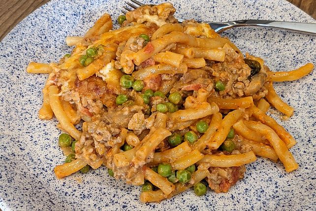 Überbackene Makkaroni mit Erbsen in Tomaten-Hackfleisch-Frischkäse-Soße ...