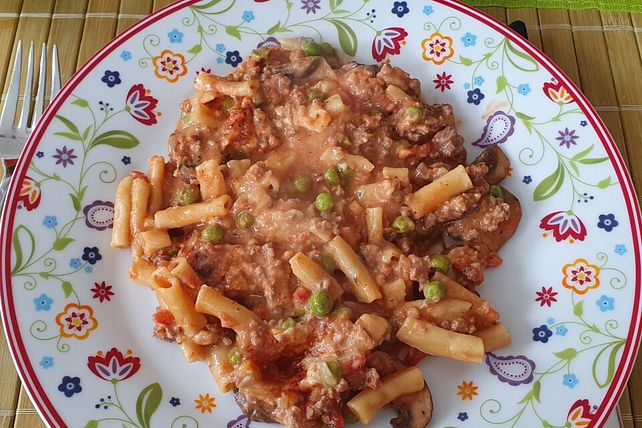 Überbackene Makkaroni mit Erbsen in Tomaten-Hackfleisch-Frischkäse-Soße ...