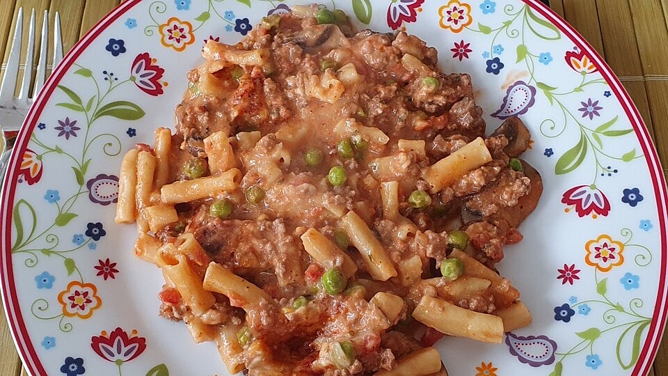 Überbackene Makkaroni mit Erbsen in Tomaten-Hackfleisch-Frischkäse-Soße ...