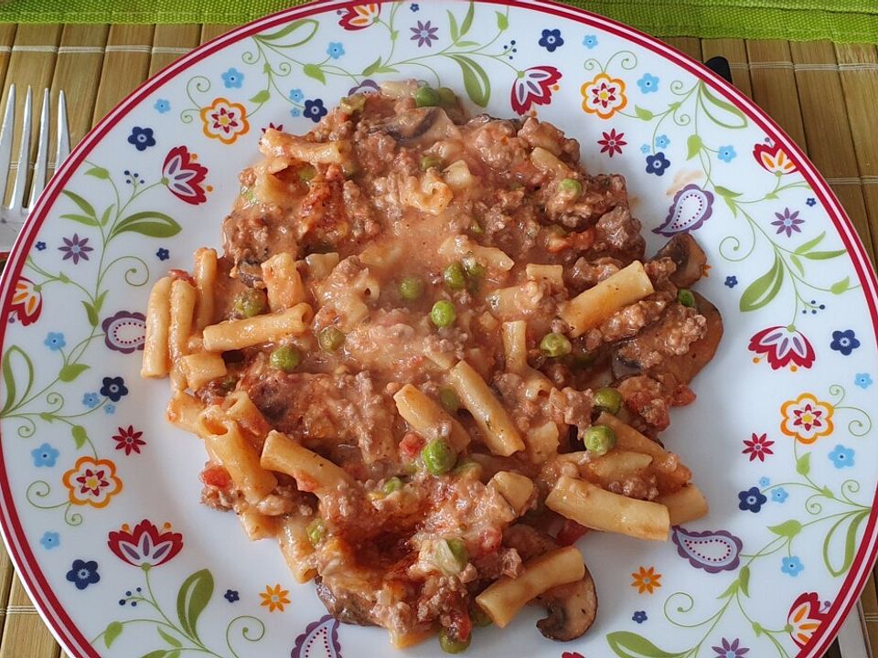 Überbackene Makkaroni mit Erbsen in Tomaten-Hackfleisch-Frischkäse-Soße ...