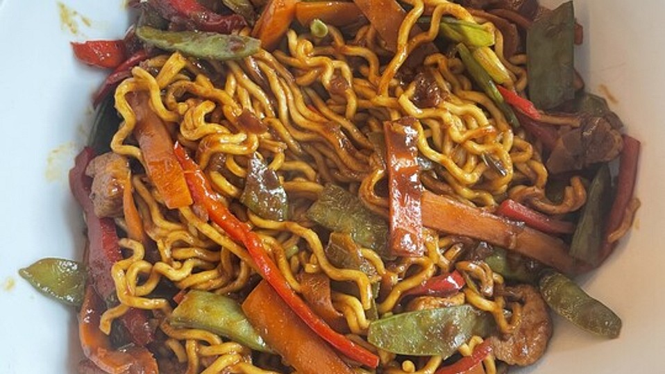 Asiatische Nudelpfanne mit Tofu von Kai-Sievert Asiatische Nudelpfanne mit Tofu von Kai-Sievert