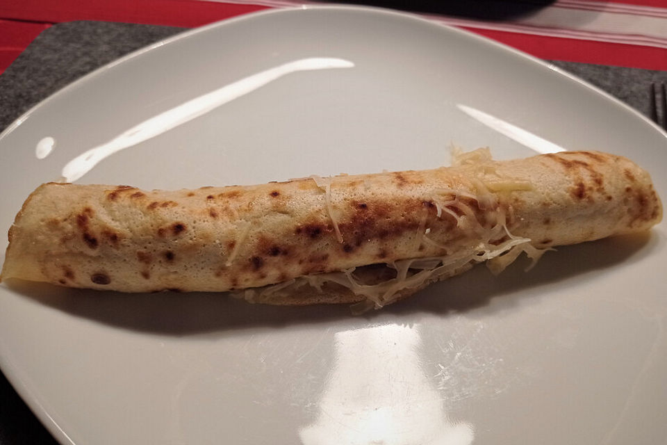 Pfannkuchenrolle mit Käse und Schinken