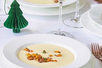 Selleriesuppe mit Kürbis-Speck-Würfeln