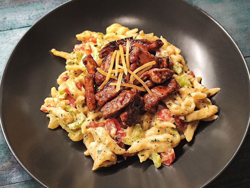 Glasierte Schweinefiletstreifen auf Spätzle mit Paprika und ...