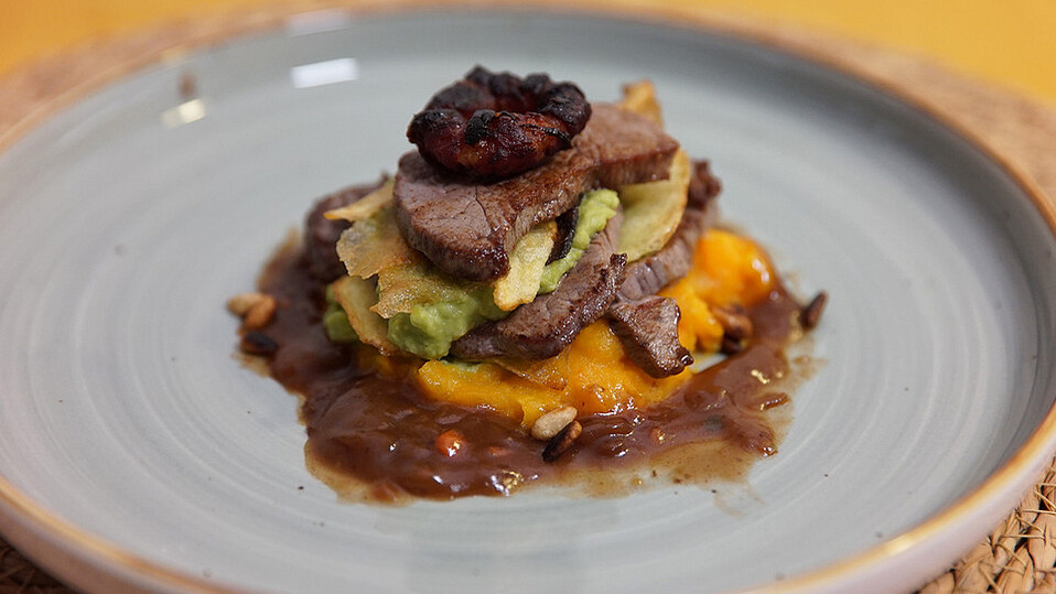 Möhrengemüse mit Filetturm, Erbsenpüree, Kartoffelchips, einer ...