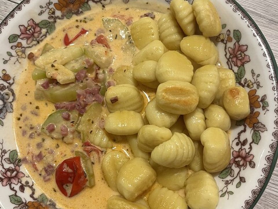 Zucchinipfanne mit gebratenen Gnocchi von Ninemia| Chefkoch
