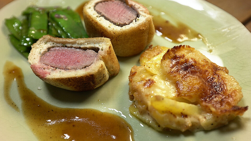 Lammrücken im Tramezzinimantel, Kartoffel, Marktgemüse, Lammjus von ...