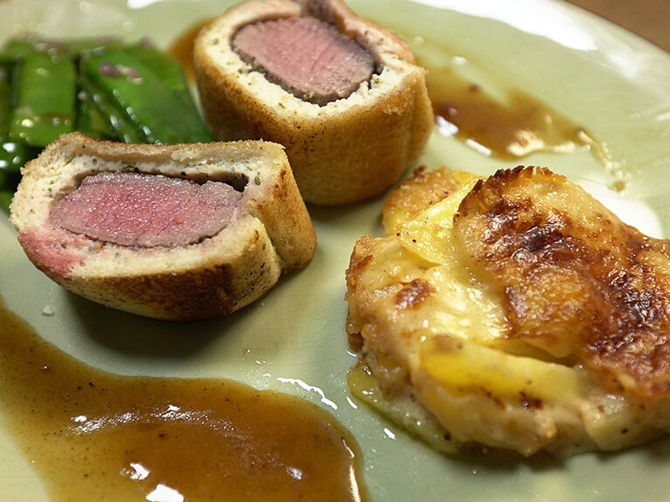 Lammrücken im Tramezzinimantel, Kartoffel, Marktgemüse, Lammjus von ...