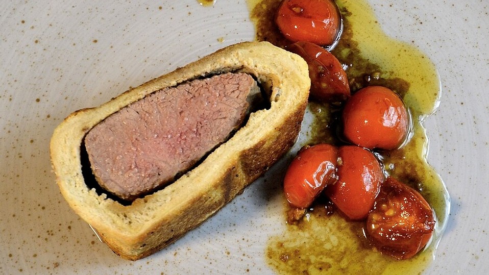 Lammrücken im Tramezzinimantel, Kartoffel, Marktgemüse, Lammjus von ...