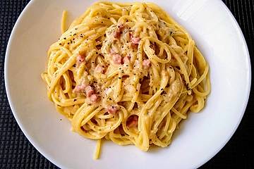 Spaghetti mit Zwiebel-Speck-Sauce