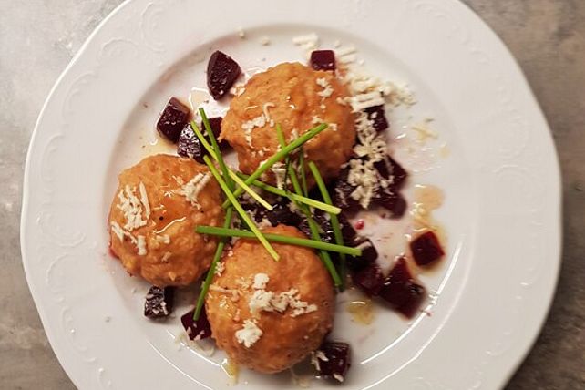 Rote Rüben-Knödel mit Kren und Schnittlauch von claudikoch| Chefkoch