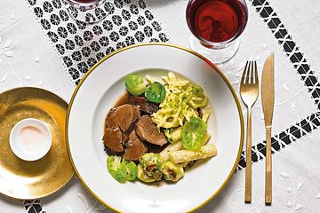 Rehbraten mit Hagebuttensoße und Schwarzwurzel-Rosenkohl-Gratin
