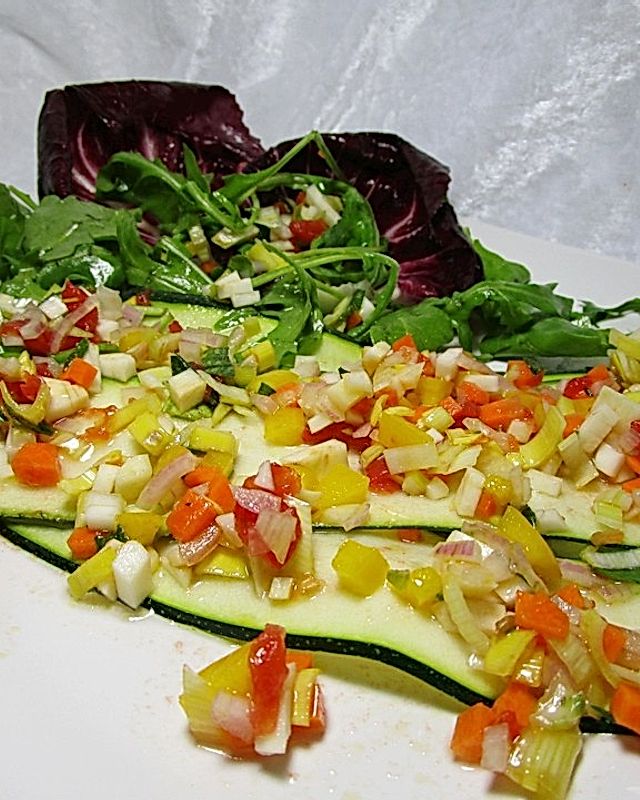 Zucchini - Carpaccio mit Gemüse - Vinaigrette