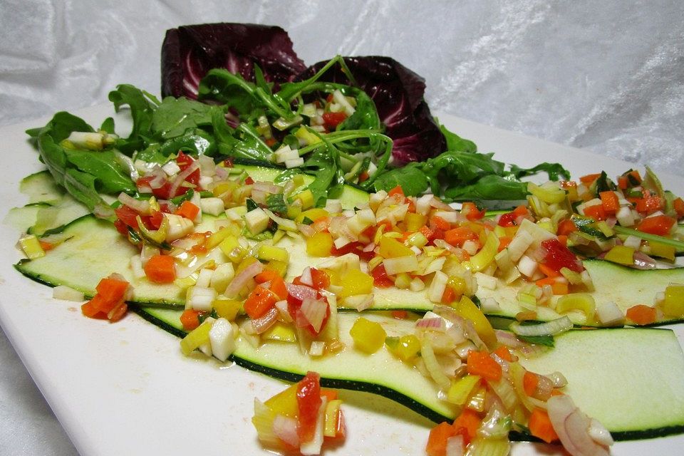 Zucchini - Carpaccio mit Gemüse - Vinaigrette