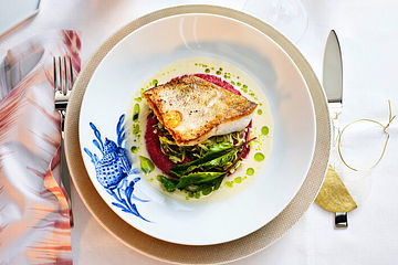 Zanderfilet mit Rote-Bete-Polenta, Spitzkohl und Beurre blanc