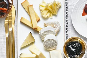 Käse mit Feigen, Weingelee und Honig-Nüssen