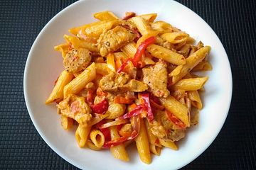 Penne in Paprika-Sahne-Sauce mit Hühnerbrust
