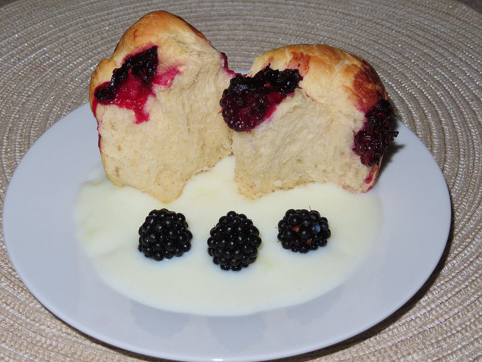 Dukatenbuchteln mit Brombeeren von akoehl| Chefkoch