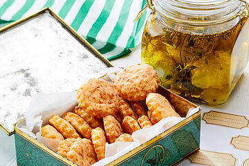 Cheddar-Cracker und Joghurt-Gewürzbällchen