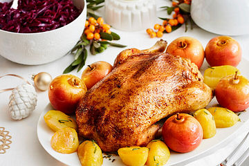 Ente mit Walnuss-Hefeteig-Füllung, Rotkohl und Rosmarinkartoffeln