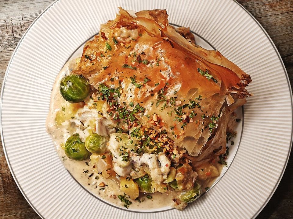Rosenkohl-Kartoffel-Auflauf mit Gorgonzola-Birnen-Sauce und knuspriger ...