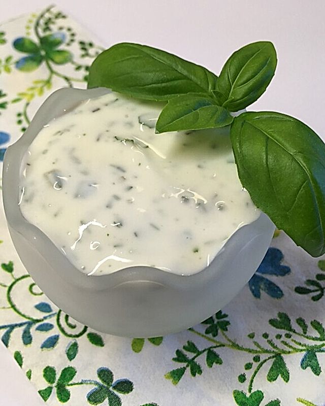 Joghurtdressing mit frischen Kräutern