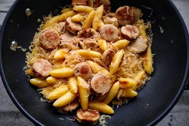 Schupfnudelpfanne mit Sauerkraut und Rostbratwurst von zuiko| Chefkoch