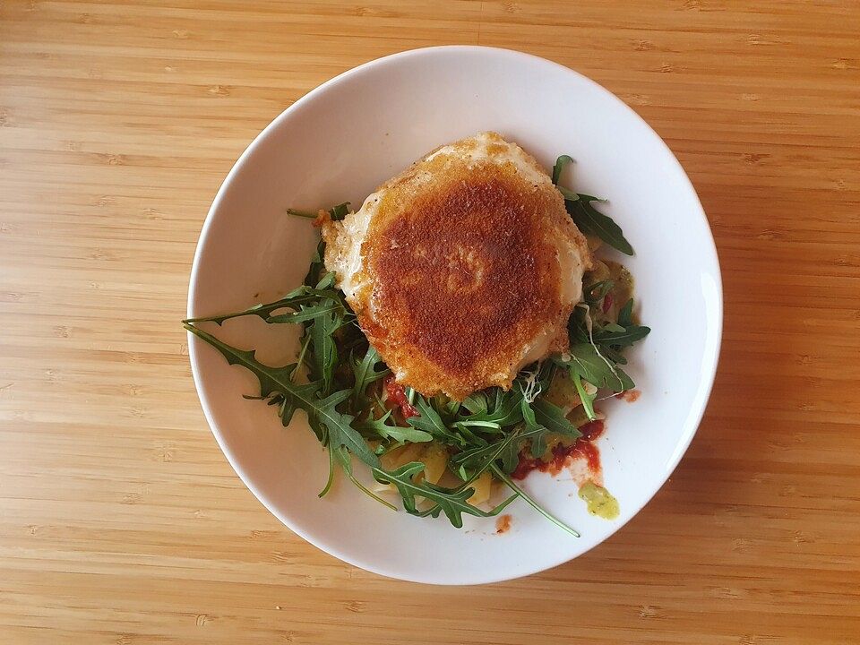 Gebratener Mozzarella auf Penne mit Tomatenragout und Rucola von ...