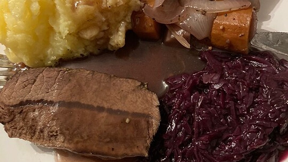 Rinderschulter in Rotwein mit Rotkohl und Klößen von birk_plaum| Chefkoch