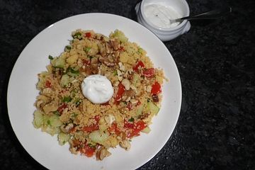 Couscous-Salat mit Datteln, Nüssen und Minze