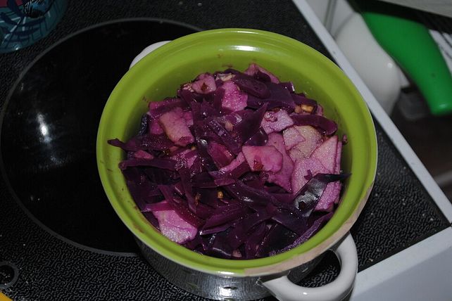 Rotkohlsalat mit Apfel und Nüssen von NoriundDori| Chefkoch