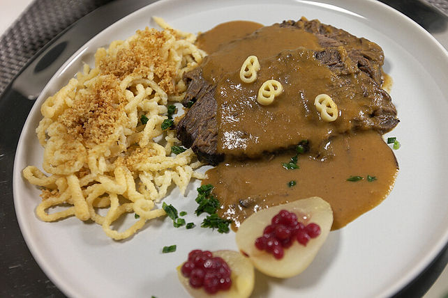 Sauerbraten, Soße, Spätzle, Kartoffelsalat, Ackersalat von ...