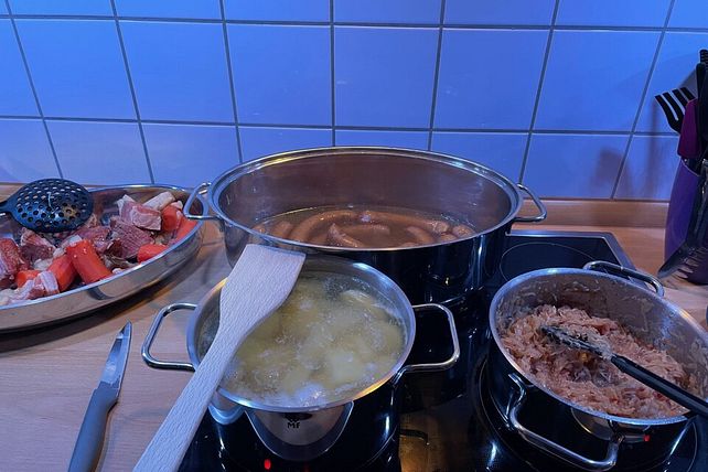 Schlesische braune Weihnachtswürstchen mit Sauerkraut und Kartoffeln ...