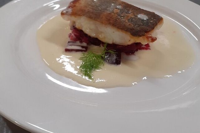 Gebratenes Kabeljaufilet auf lauwarmem Rote Bete-Salat und ... Gebratenes Kabeljaufilet auf lauwarmem Rote Bete-Salat und ...