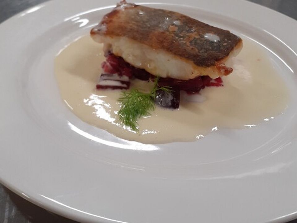 Gebratenes Kabeljaufilet auf lauwarmem Rote Bete-Salat und ...