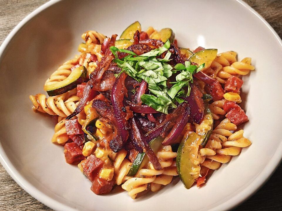Pasta mit ZucchiniMaisGemüse, Salami und glasierten roten