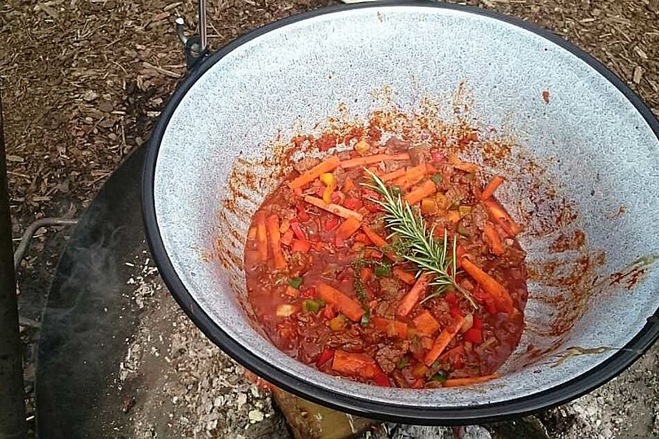 Kesselgulasch mit Kartoffeln