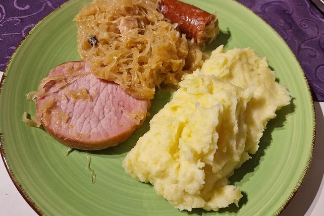 Sauerkraut mit Mettenden, Lorbeer, Piment und Wacholderbeeren von ...