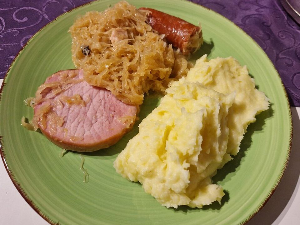 Sauerkraut mit Mettenden, Lorbeer, Piment und Wacholderbeeren von ...