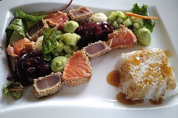Lachs- und Thunfisch-Tataki mit Ponzu-Zwiebeln und Gurkensalat