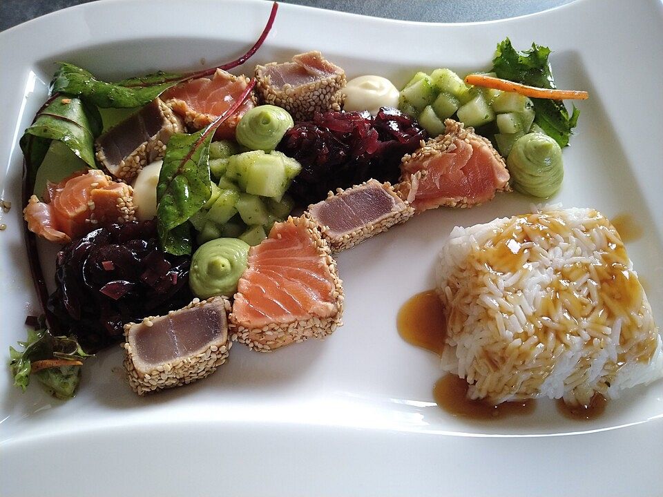 Lachs- und Thunfisch-Tataki mit Ponzu-Zwiebeln und Gurkensalat von ...