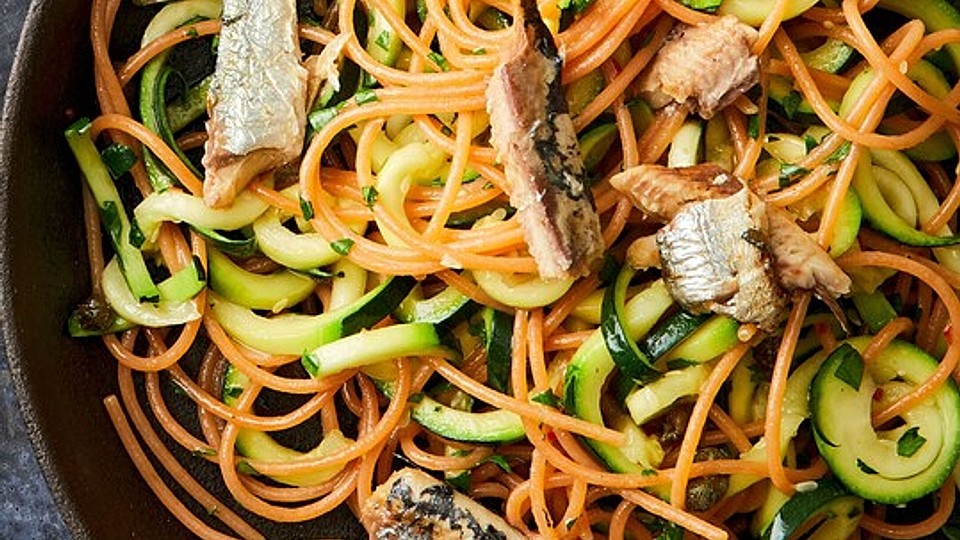 Linsen-Spaghetti-Zucchetti mit Ölsardinen