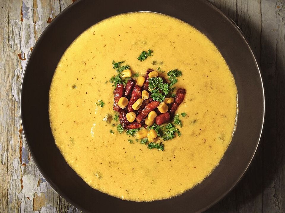 Scharfe Curry-Maiscremesuppe mit grüner Paprika und karamellisierten ...