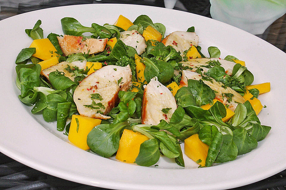 Feldsalat mit Mango und Hähnchenbrust