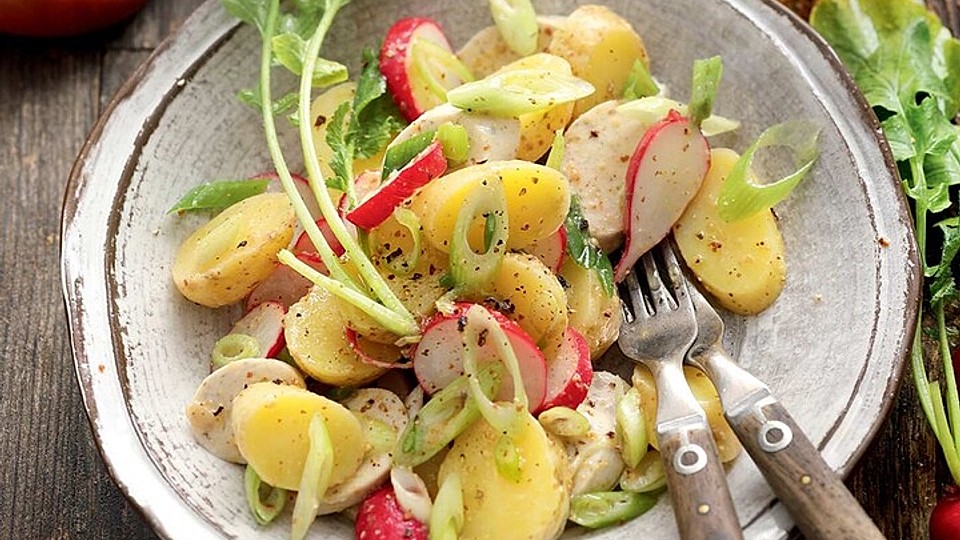 Lauwarmer Kartoffel-Radieschen-Salat mit Weißwurst und süßem Senf-Dressing