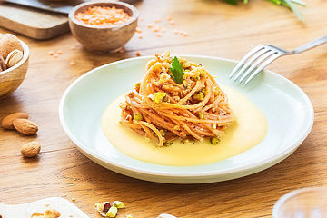 Rote Linsen Spaghetti mit veganem Pesto in Kartoffelcreme
