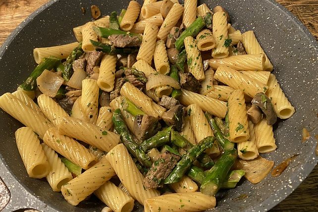 Schlemmer-Nudelpfanne mit Beefsteak, Pilzen und grünem Spargel von ...